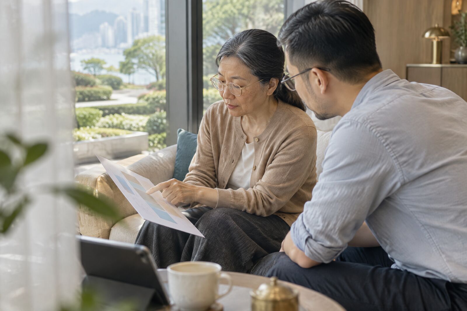 長者在咖啡店與顧問面談,桌上有退休現金流圖表